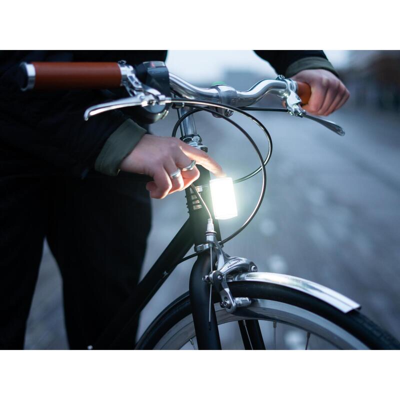 Luz delantera magnética para bicicleta.