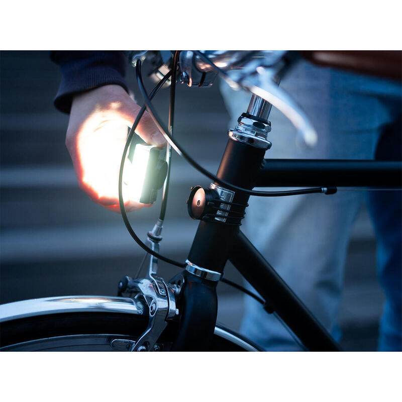 Luz delantera magnética para bicicleta.