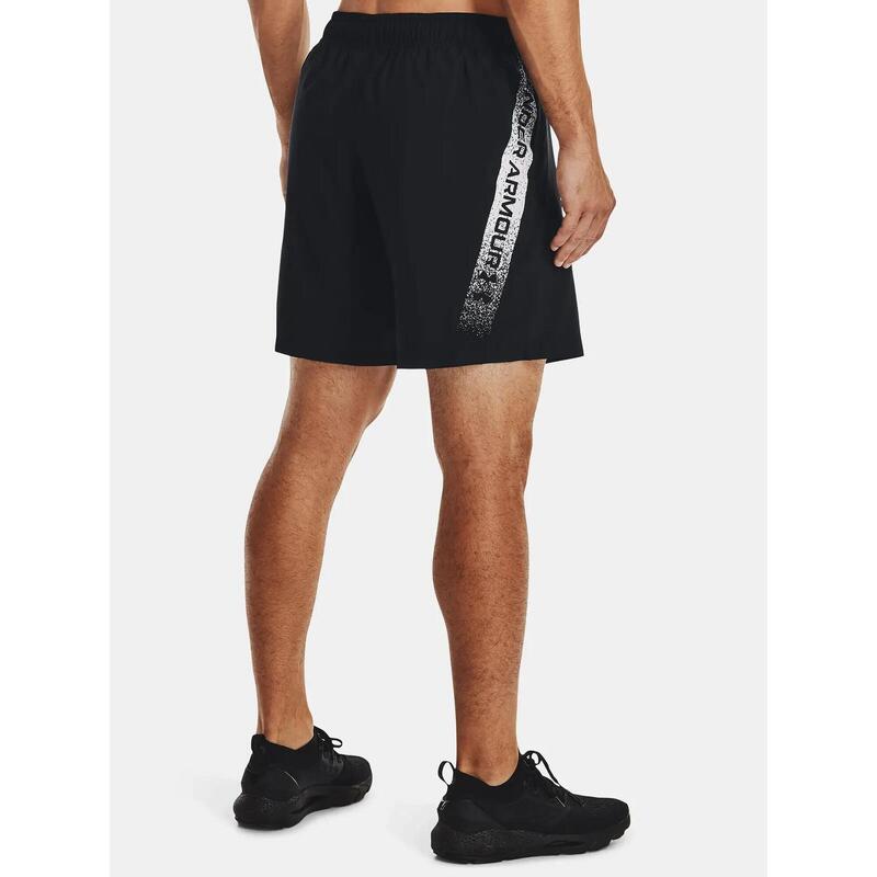 Shorts de fitness para hombres bajo un gráfico tejido de armadura