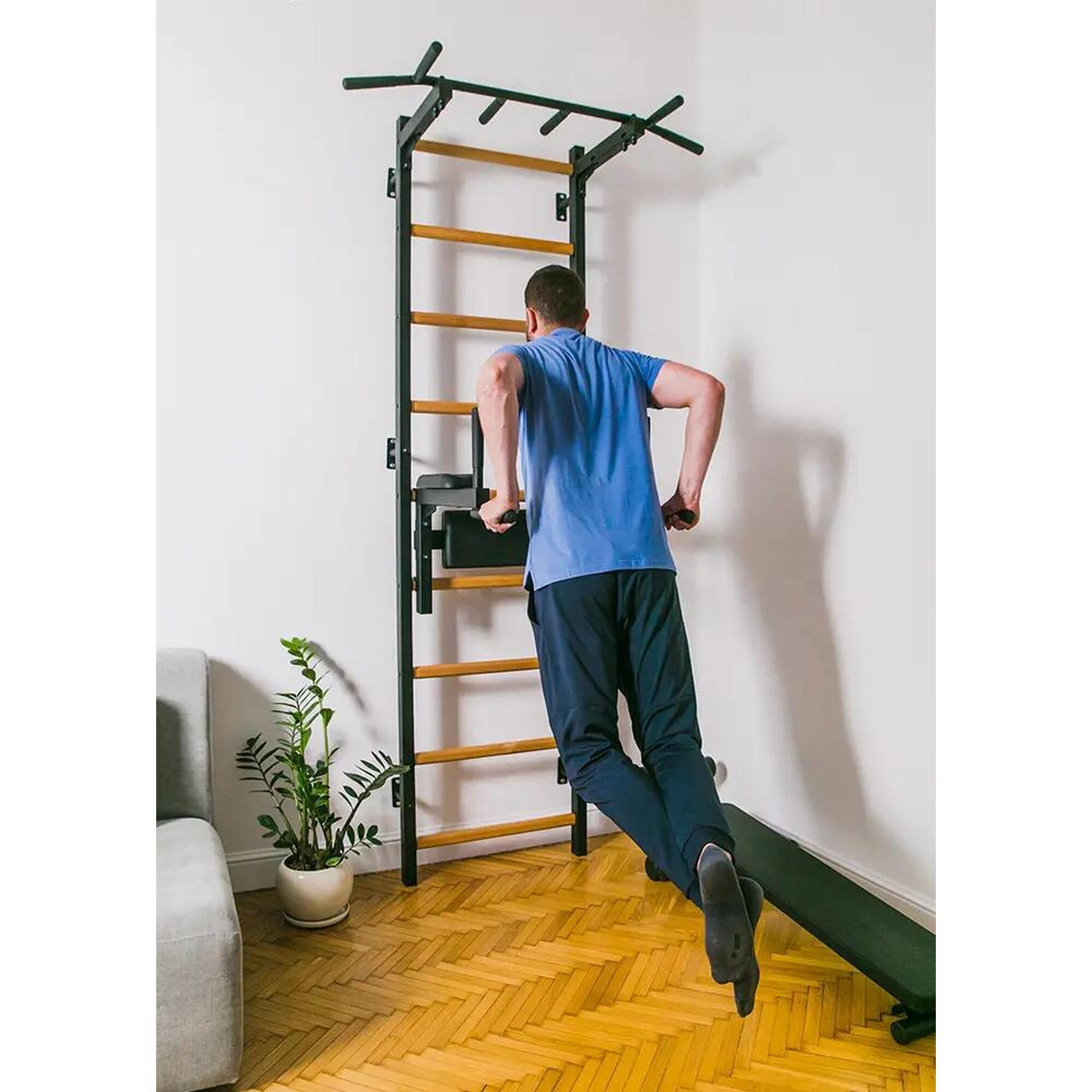 Système d'espalier BenchK avec barre de dips et barre de traction. 