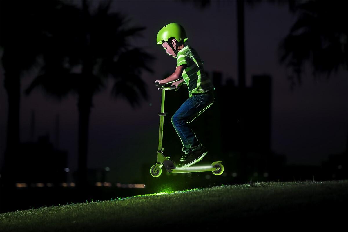 TROTINETE DE DUAS RODAS NEON DYNAMO PARA CRIANÇAS YVOLUTION VERDE 4/4