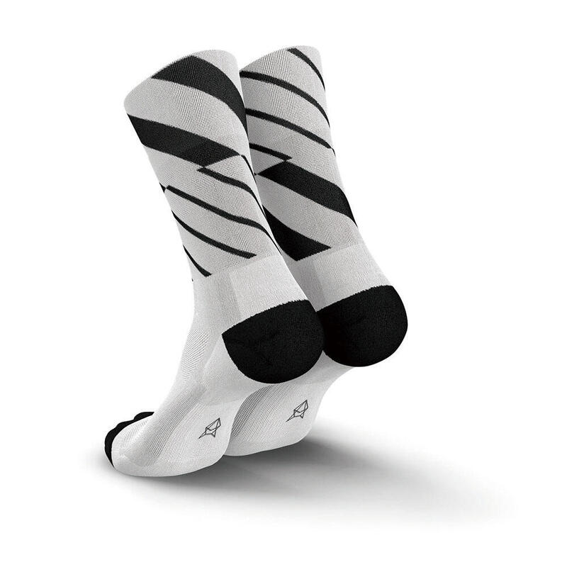 Ultralight 透氣高筒運動襪 - 黑白