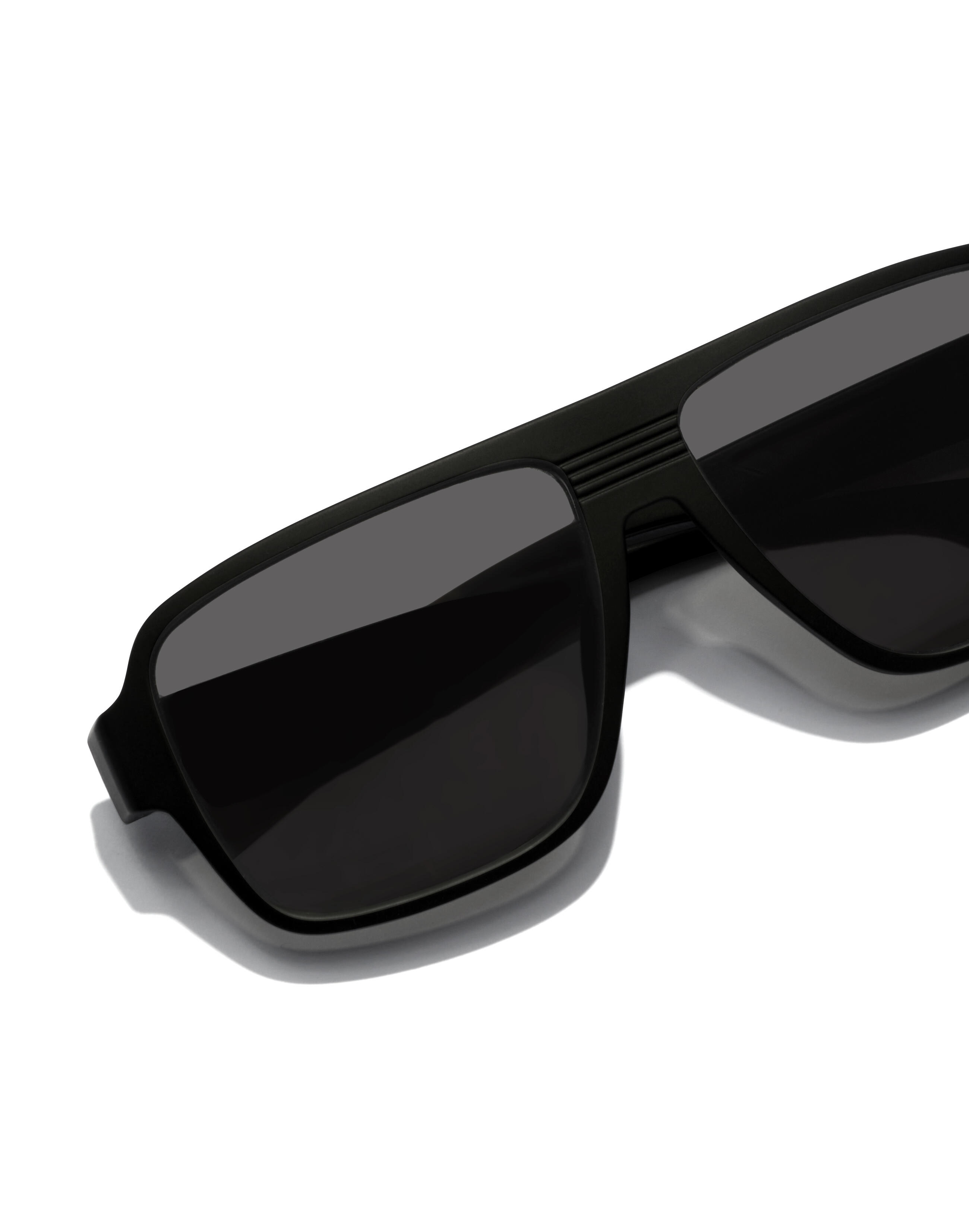 HAWKERS - Gafas de Sol para Hombre y Mujer BLACK GREY EXCLUSIVE - PARLAY 4/8