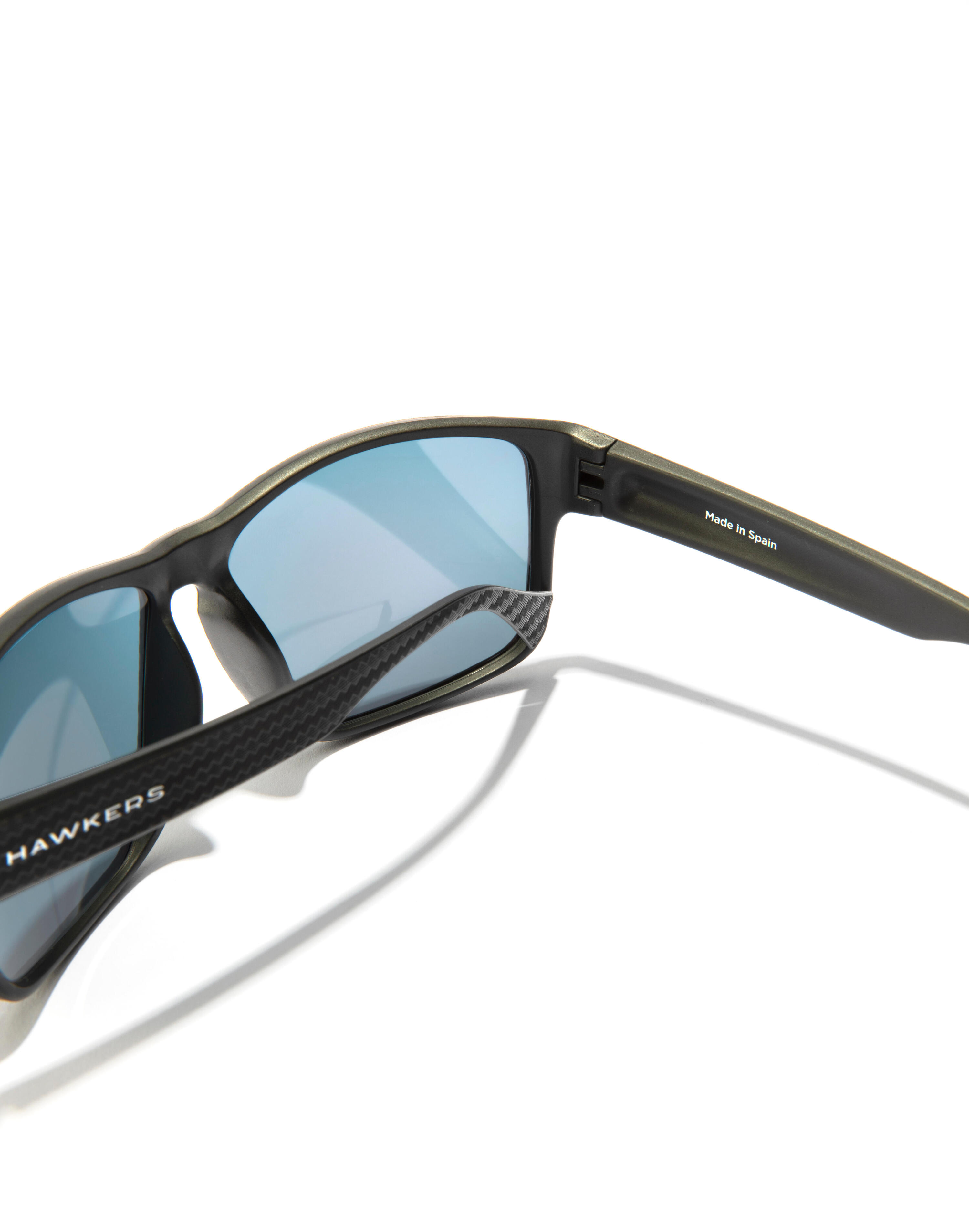 HAWKERS - Zonnebril voor mannen en vrouwen zwarte ruby - FASTER RAW CARBON FIBER 3/4