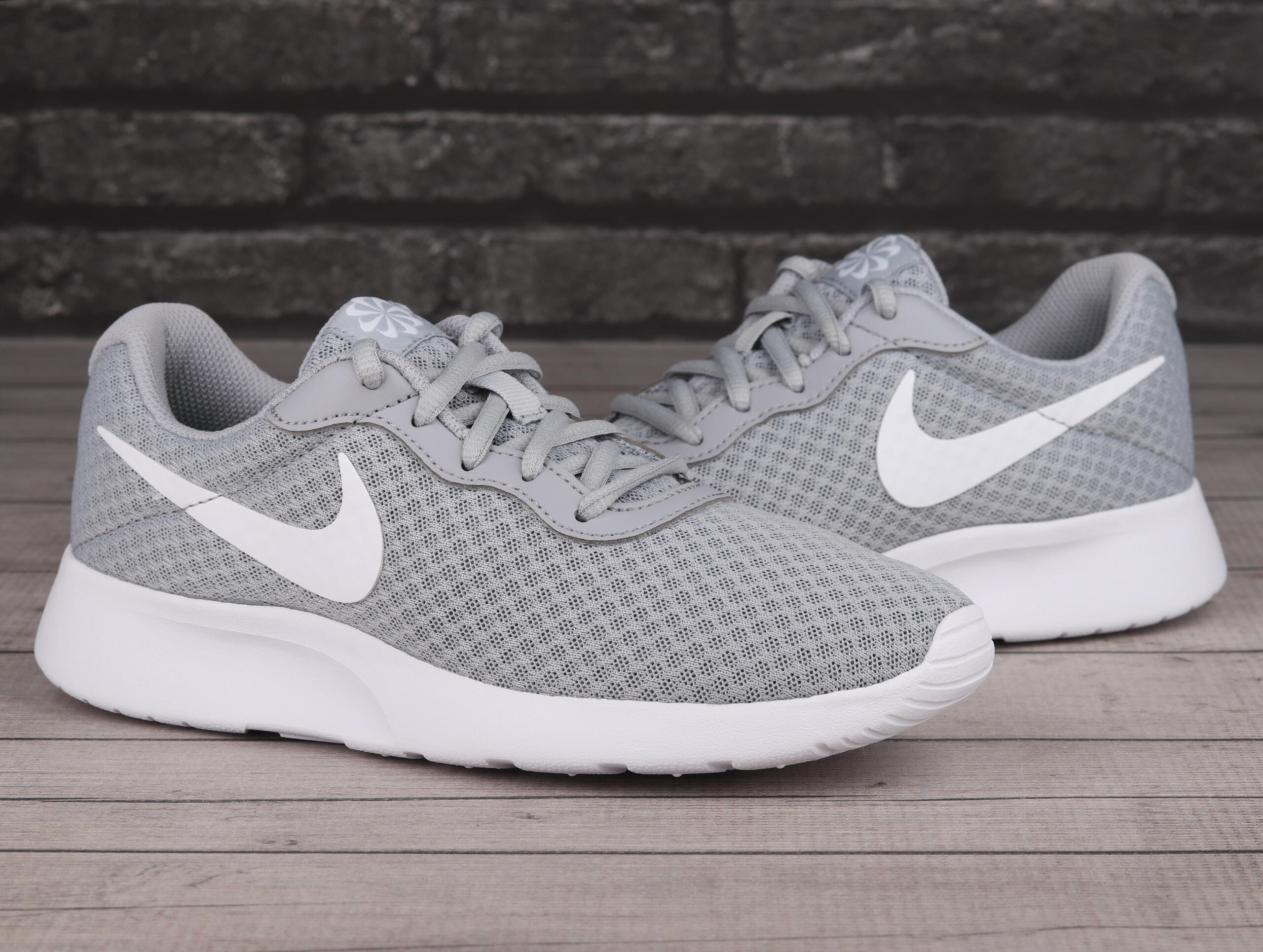 Buty damskie sportowe Nike TANJUN 2/7