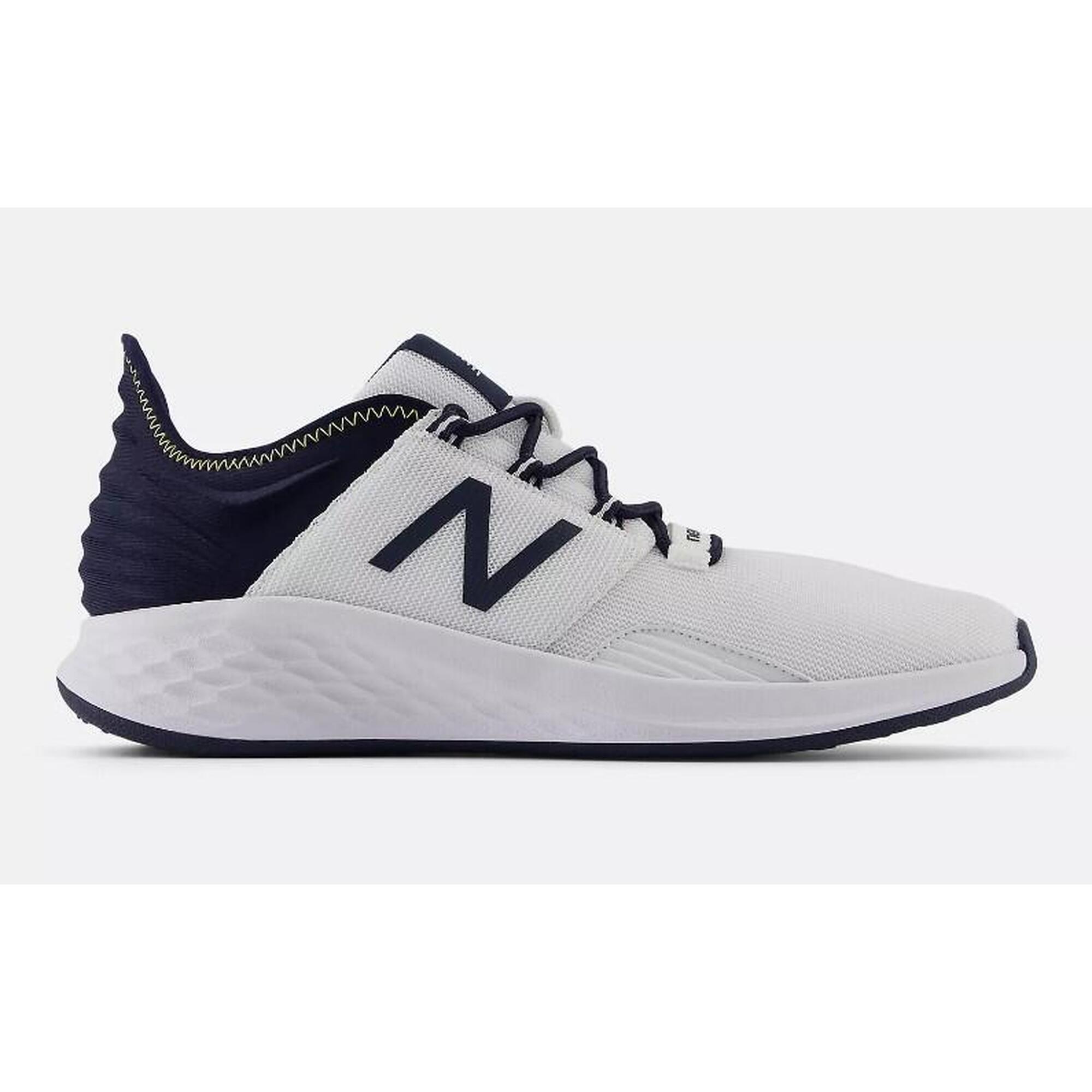 Scarpe da golf da uomo New Balance Fresh Foam Roav 2024, bianco/blu scuro