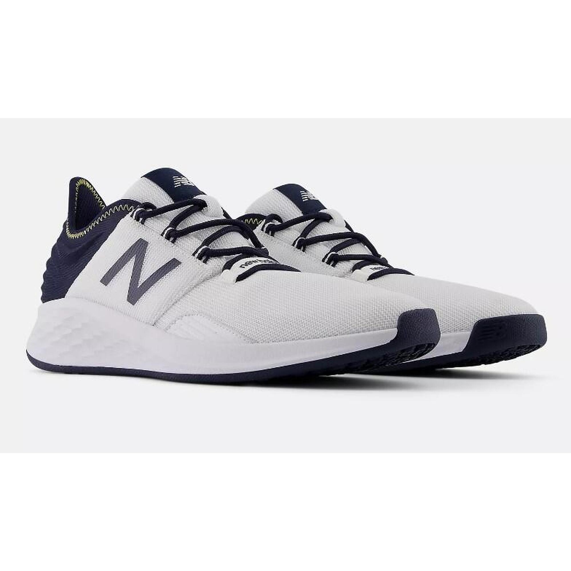 Scarpe da golf da uomo New Balance Fresh Foam Roav 2024, bianco/blu scuro