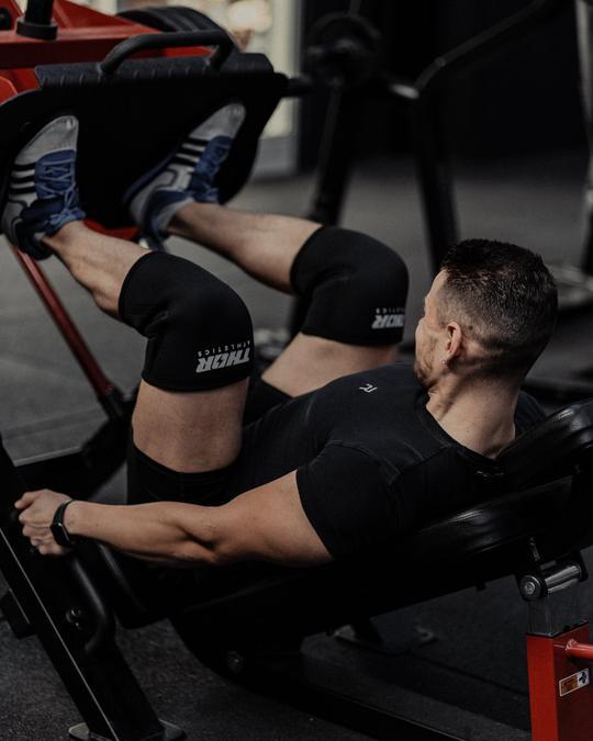L'uomo La Palestra Di Allenamento Con I Pesi Pesanti. Sollevamento Pesi Pesanti Allestitore Allenamento Ja4aap