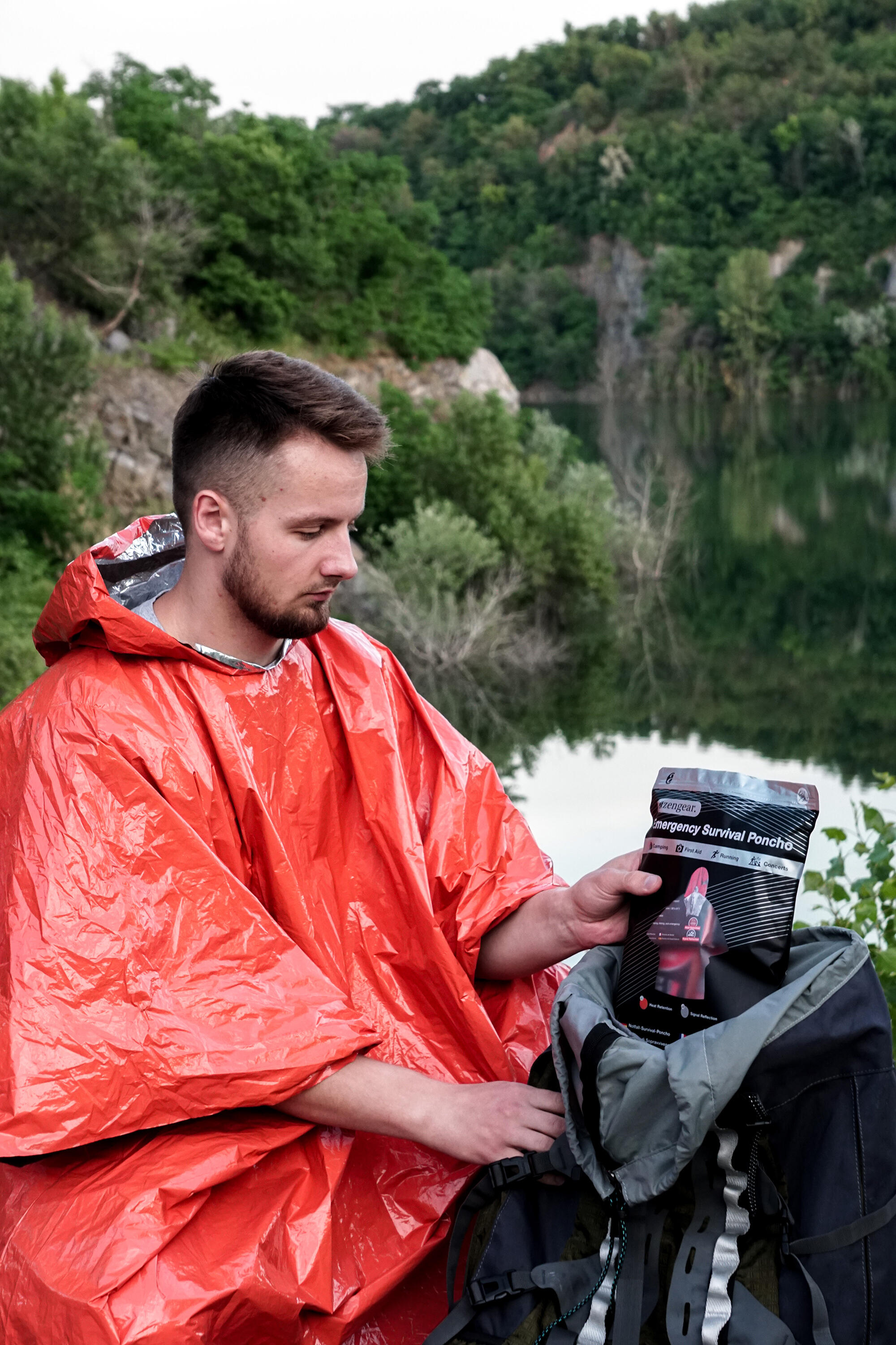 Reversible Emergency Survival Foil Poncho (4pc) Waterproof Mylar