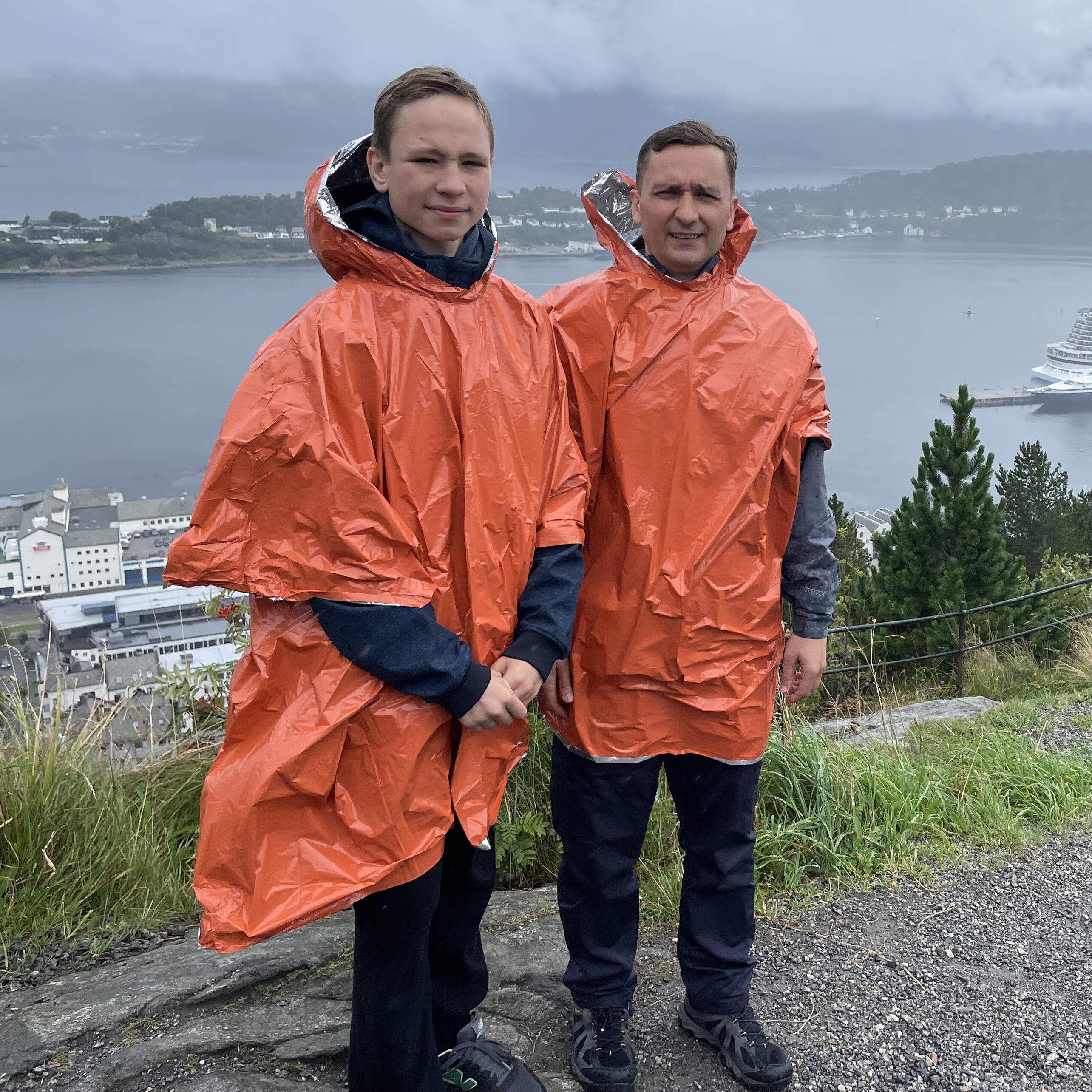 Reversible Emergency Survival Foil Poncho (4pc) Waterproof Mylar