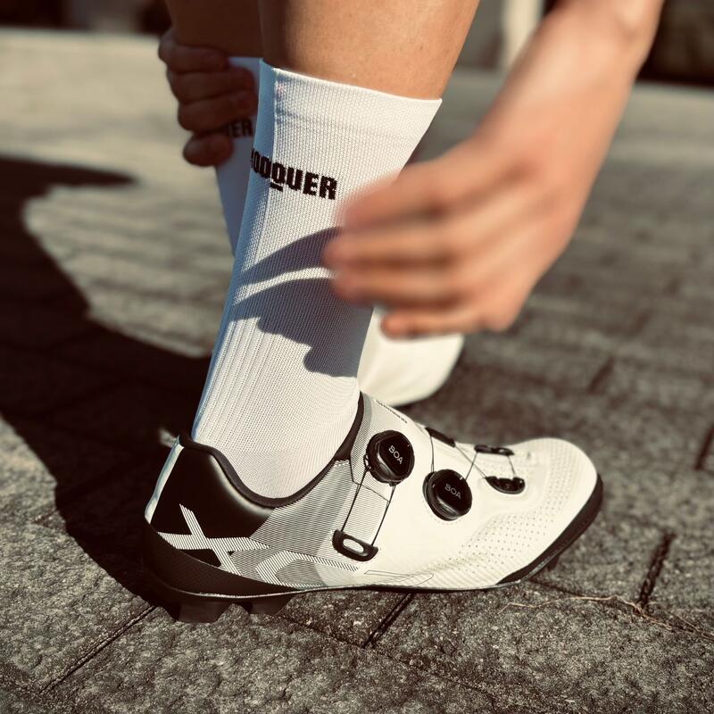 Calcetines de Ciclismo Altos Transpirables Bordados Classy Evo II Mooquer Blanco