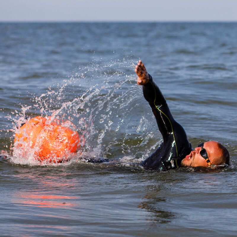 Dmuchana bojka asekuracyjna do pływania PerfectSwimmer+ L z suchą kieszenią