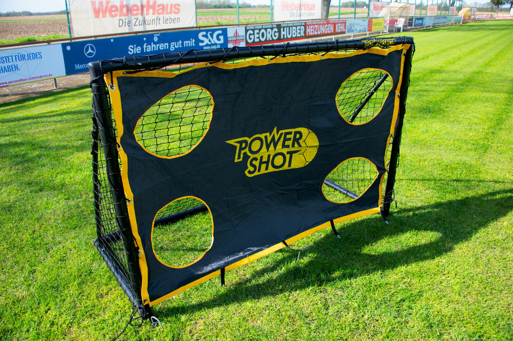 Voetbaldoel (1,8 x 1,2m - PVC) + Zwarte schietwand 3/7