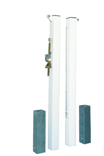 Ein Paar quadratische Tennispfosten mit Stahlhülsen