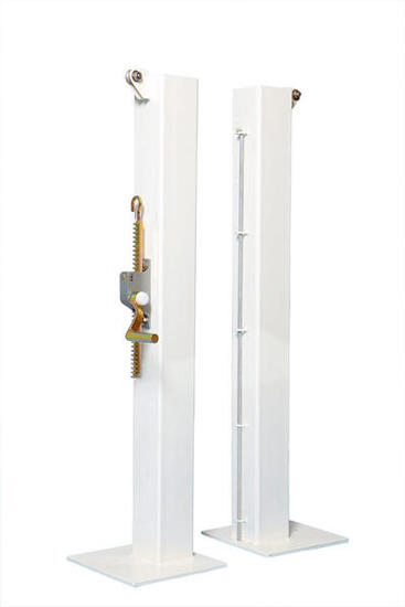 Poteaux de tennis carrés sur platines