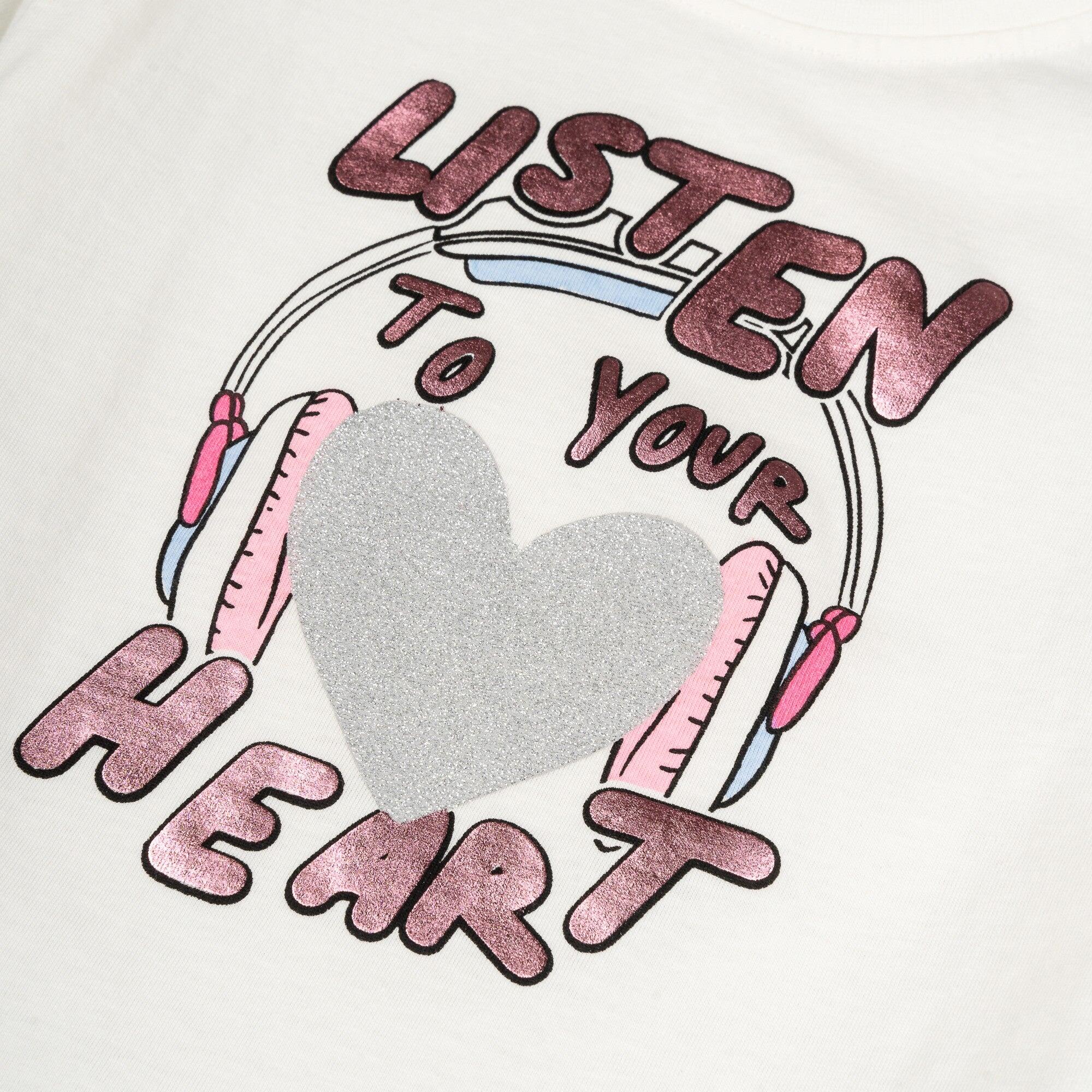 Camiseta infantil de manga comprida na cor off-white com estampa de 3/4