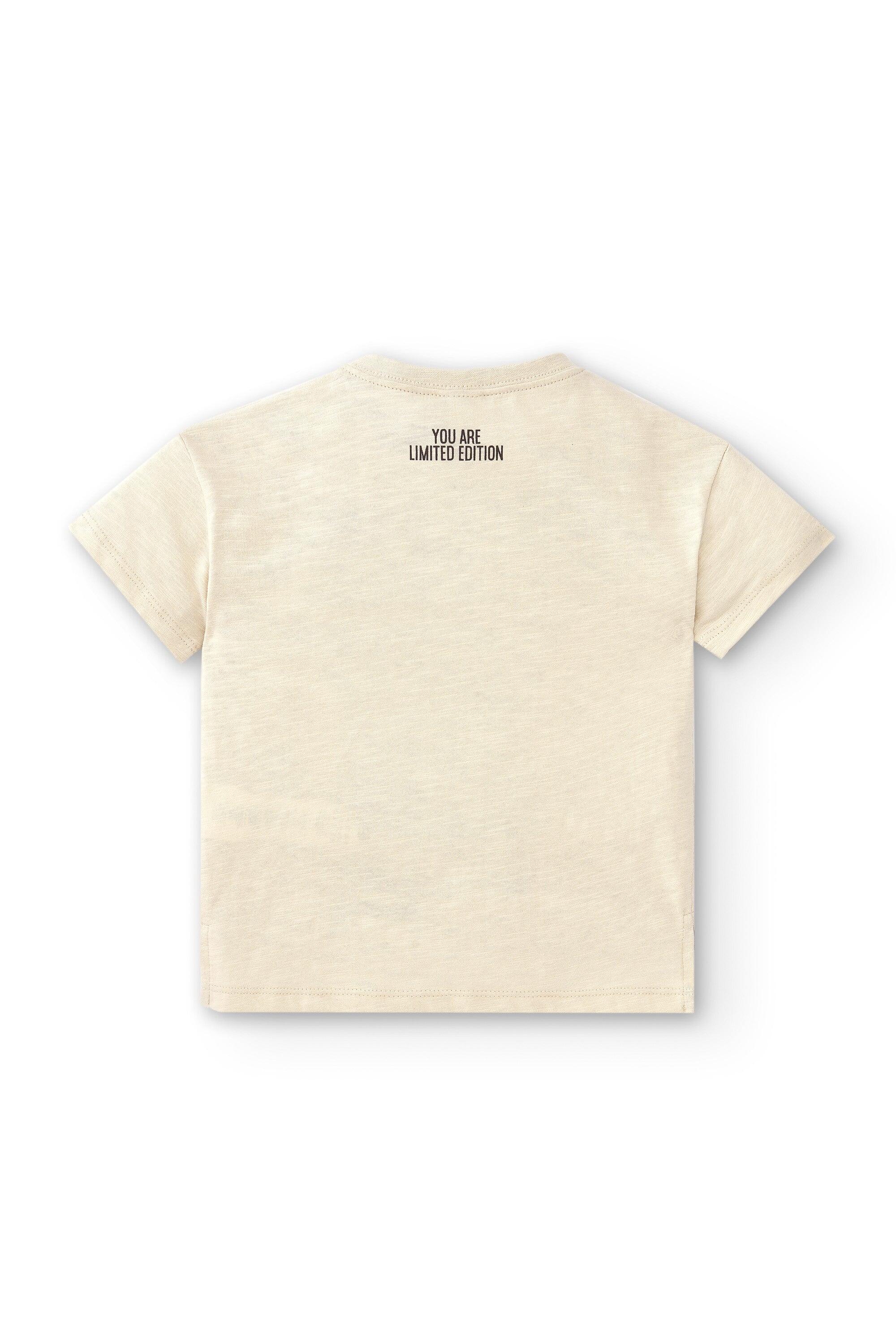 Camiseta infantil masculina off-white com botões nos ombros e estampa de 4/5