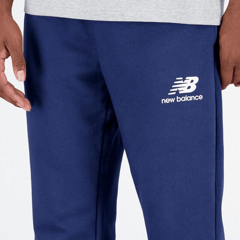 Pantalón New Balance Essentials Stacked Logo Mp31539