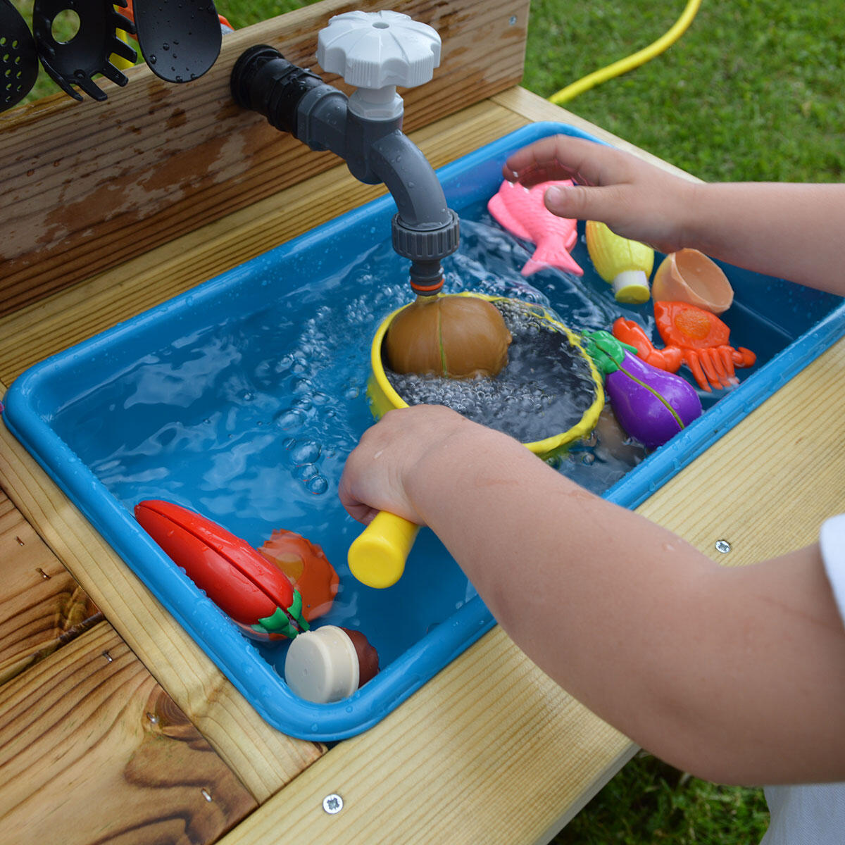 Kindergartenküche aus Holz – für drinnen und draußen 3/5