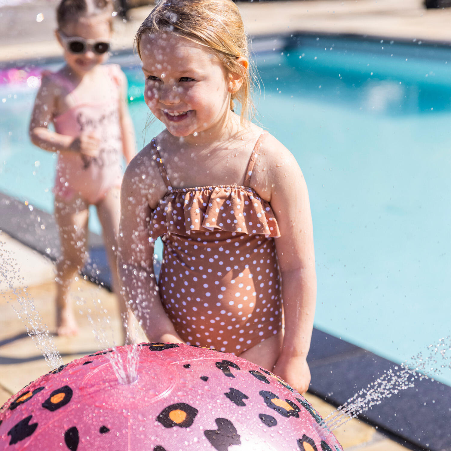 Swim Essentials Inflatable Ball Sprinkler Leopard 60 cm 2/4