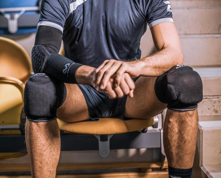 602 - PAIRE DE GENOUILLERES DE VOLLEY-BALL McDavid noir 4/5