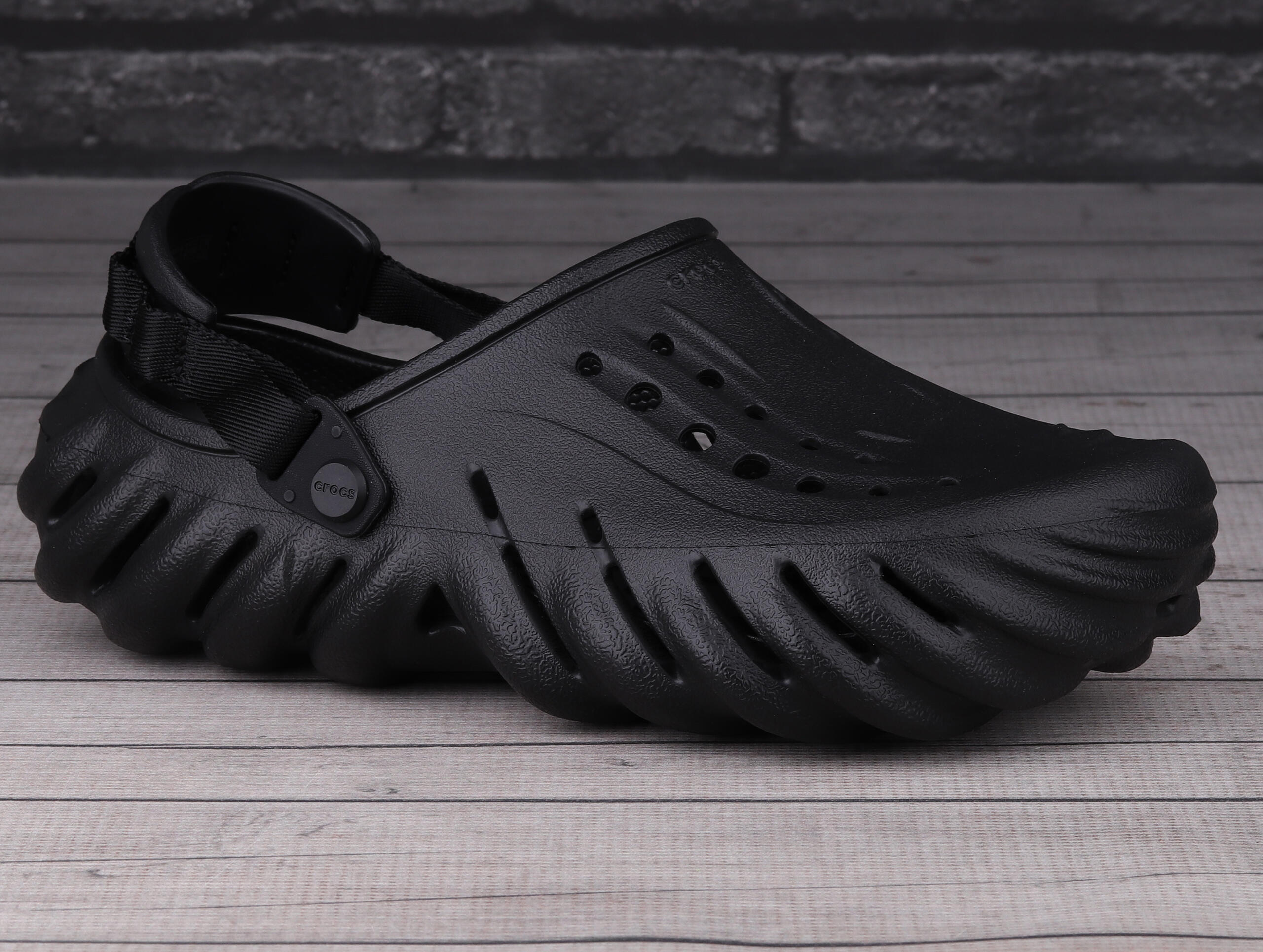 Baskets Crocs modèle 207937-001 pour unisexe 2/6