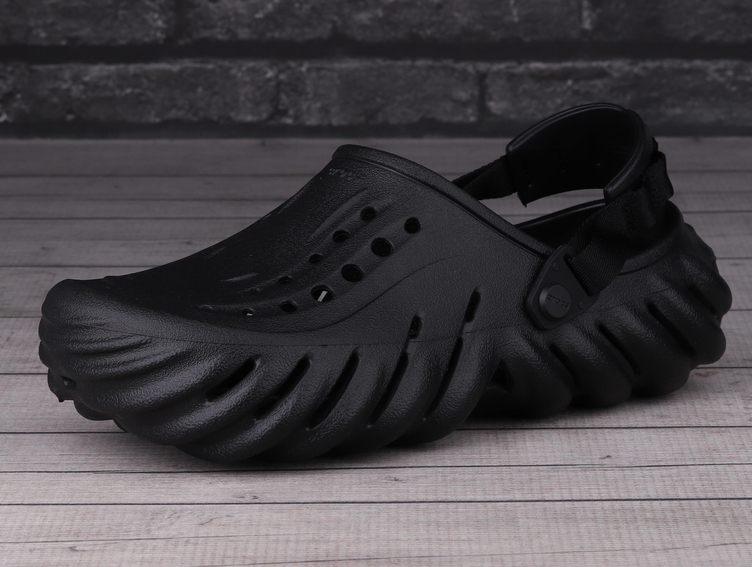 Baskets Crocs modèle 207937-001 pour unisexe 3/6
