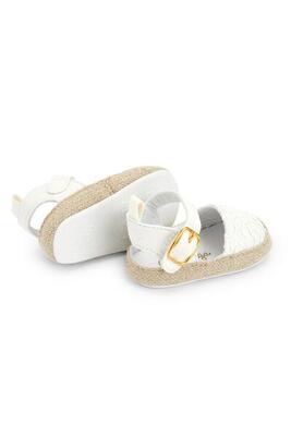 Zapatos de recién nacido crudo