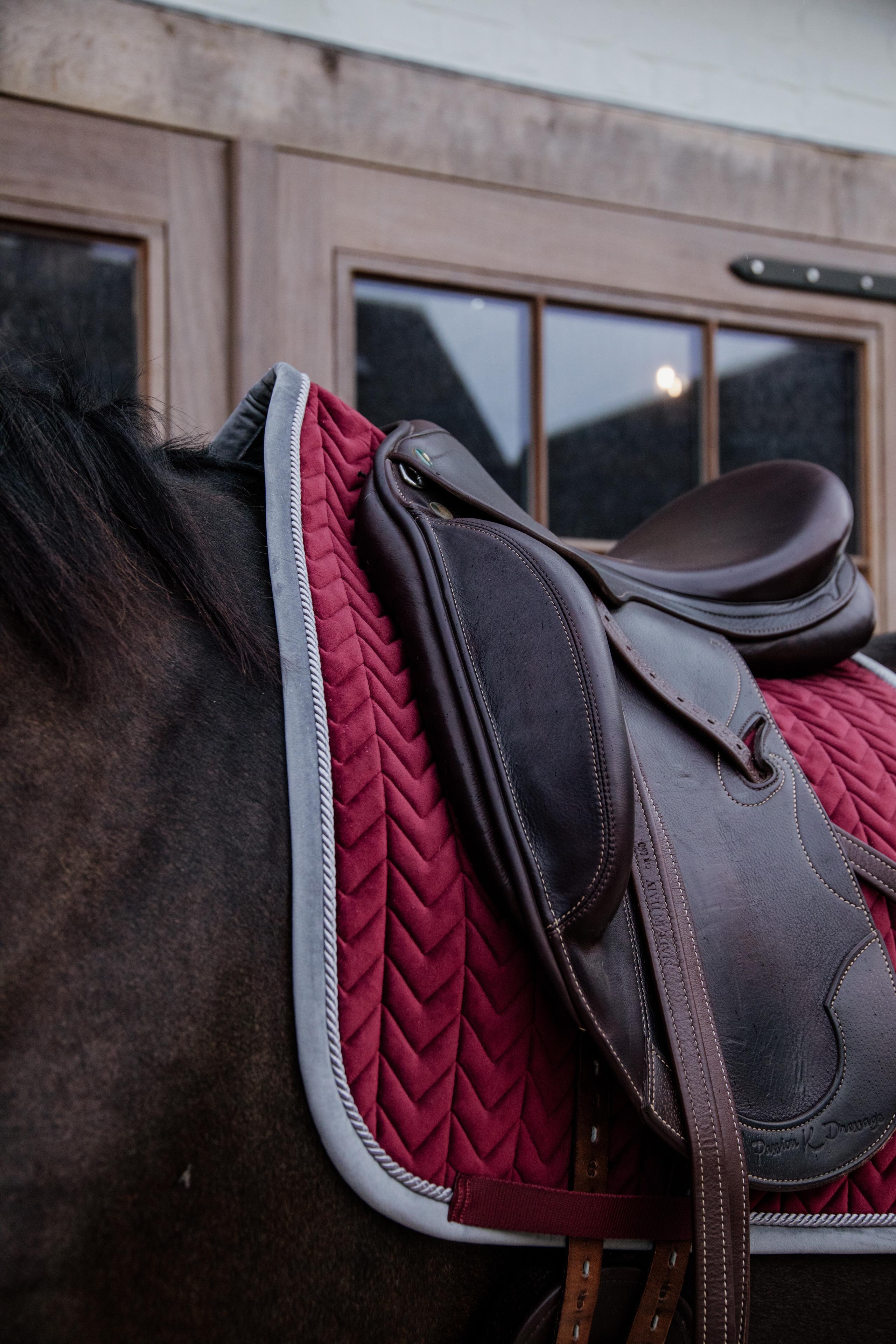 Tapis de selle velours contrast dressage bordeaux 4/5