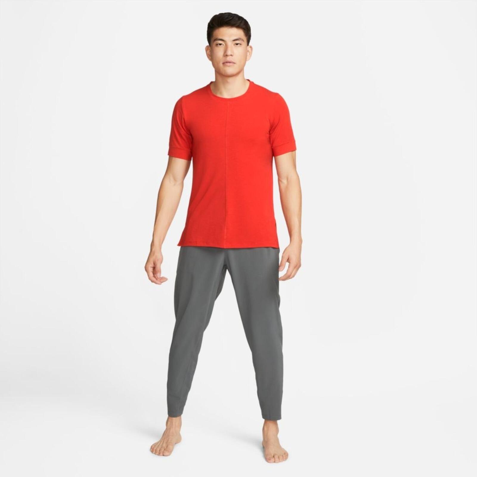 Camiseta de manga corta Nike Yoga Dri-Fit, Rojo, Hombre 3/5