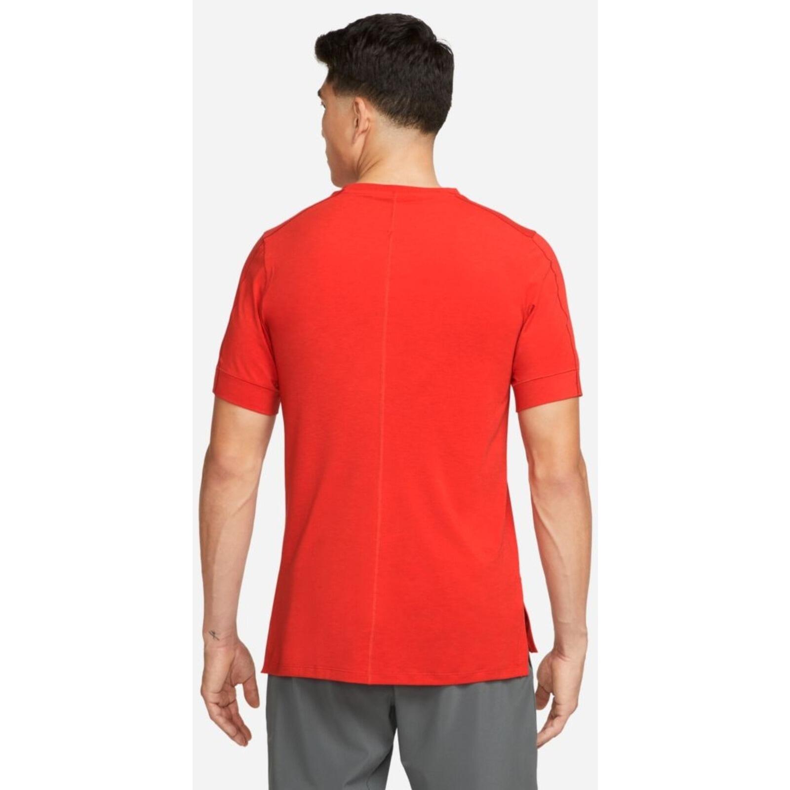Camiseta de manga corta Nike Yoga Dri-Fit, Rojo, Hombre 2/5