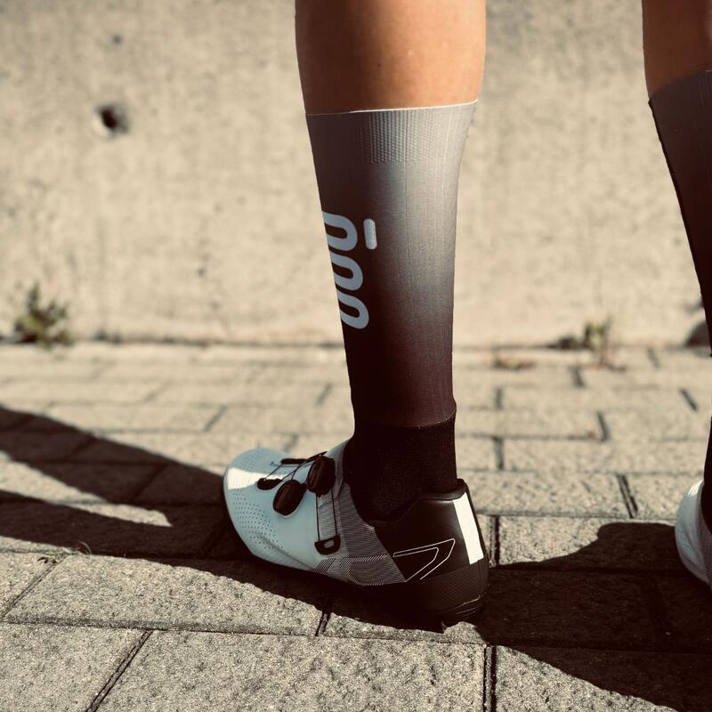 Calcetines Aero de Ciclismo Altos Con Rejilla Sublimados Corsa Mooquer Negro