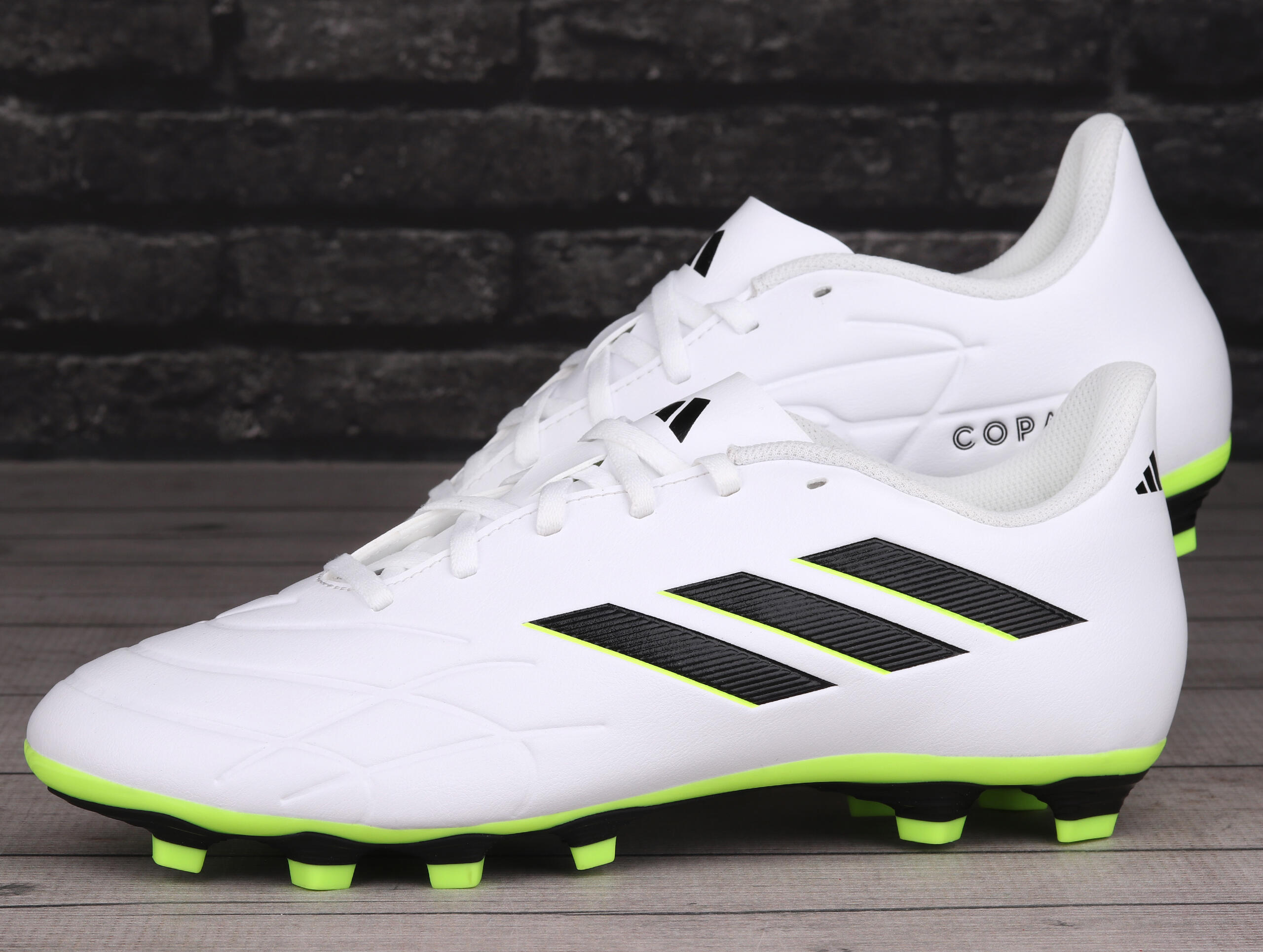 Chaussures de football Adidas modèle GZ2536 pour homme 4/7