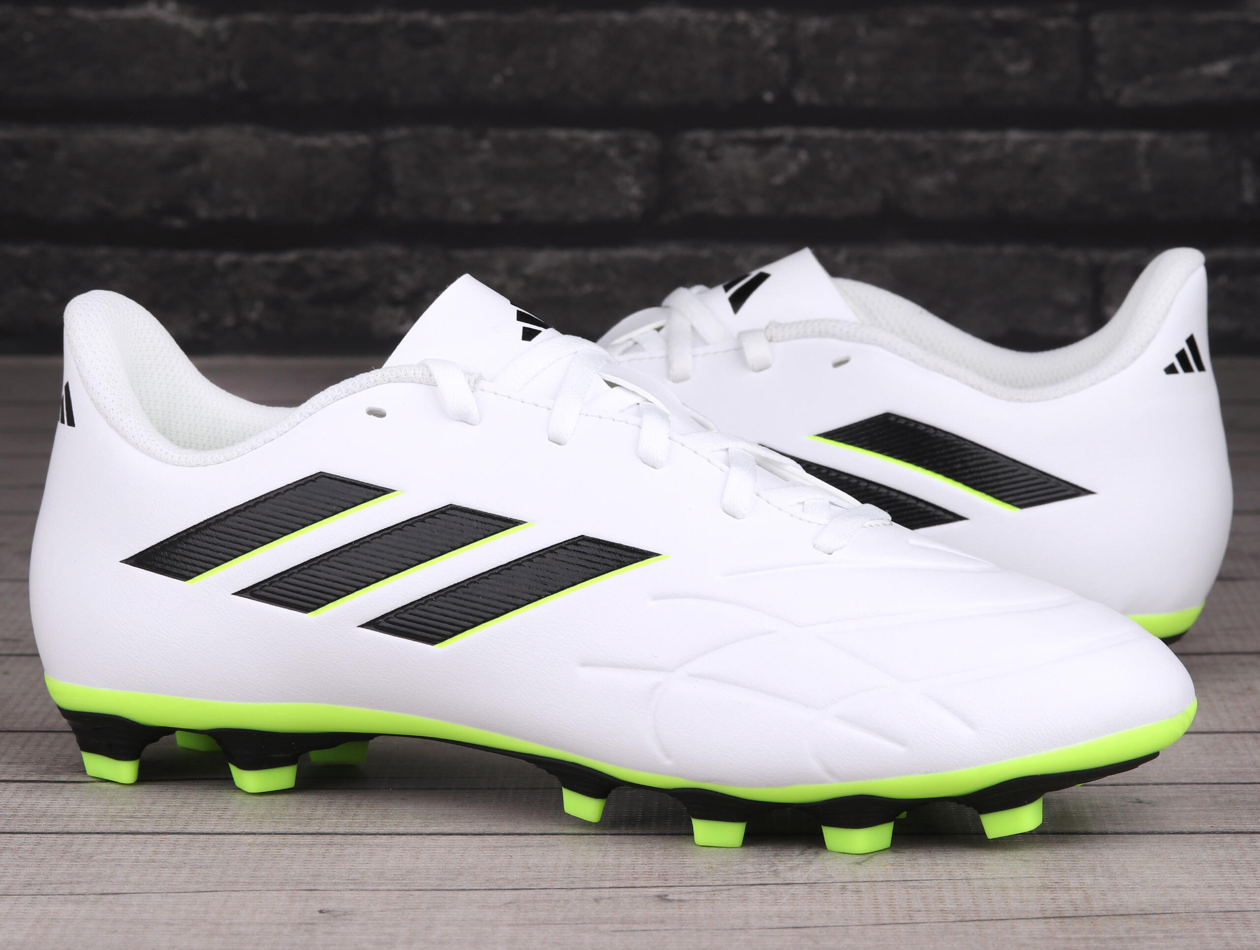 Chaussures de football Adidas modèle GZ2536 pour homme 3/7