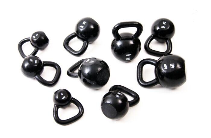 Core-Power gietijzeren kettlebell, 28 kg, gietijzeren kogelhalter, 4-32 kg, hoogwaardig ijzererts per kwaliteit voor gym, fitness en crossfit, rubberen voetoppervlak voor vloerbescherming