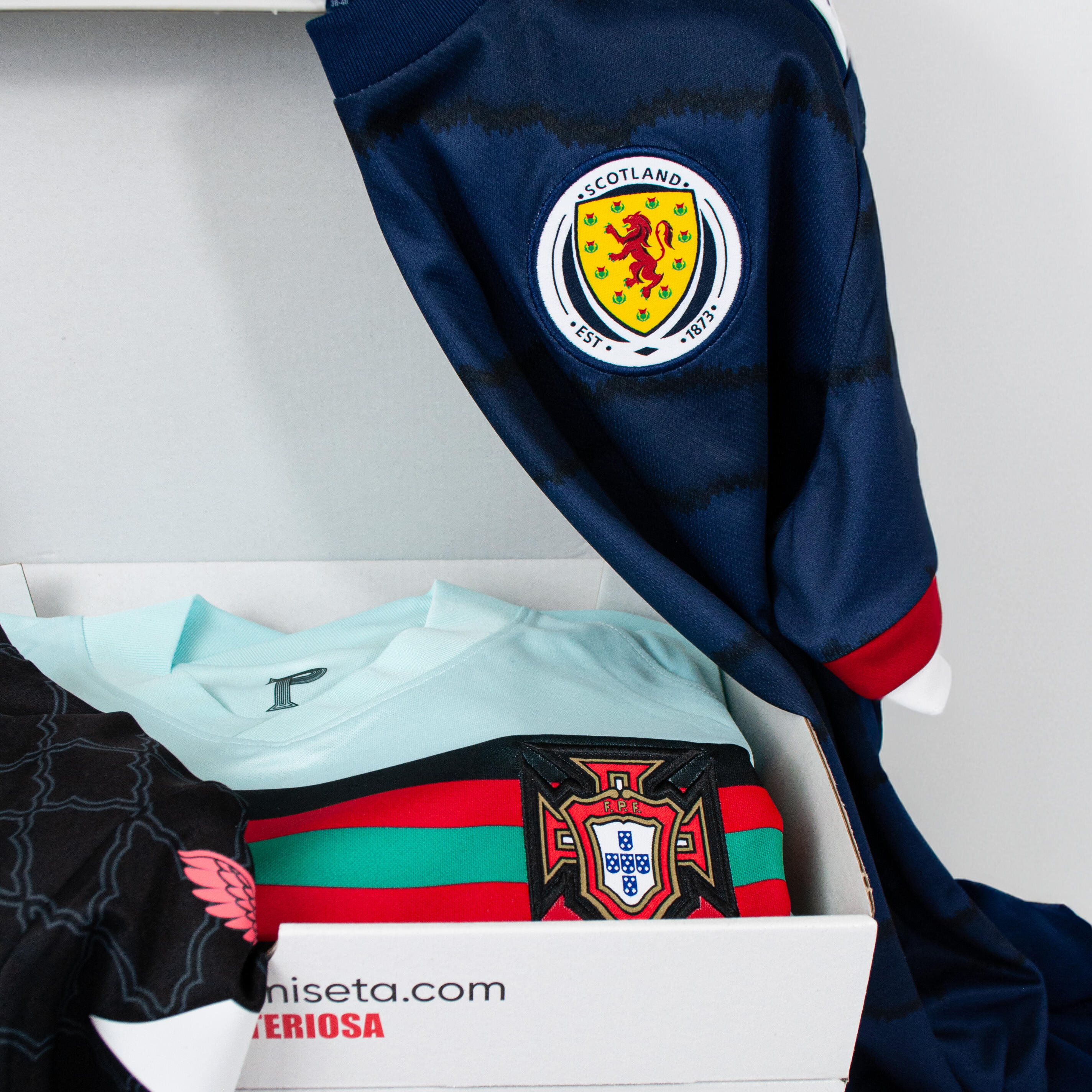 Caja de camiseta de fútbol misteriosa para mujer 1/4