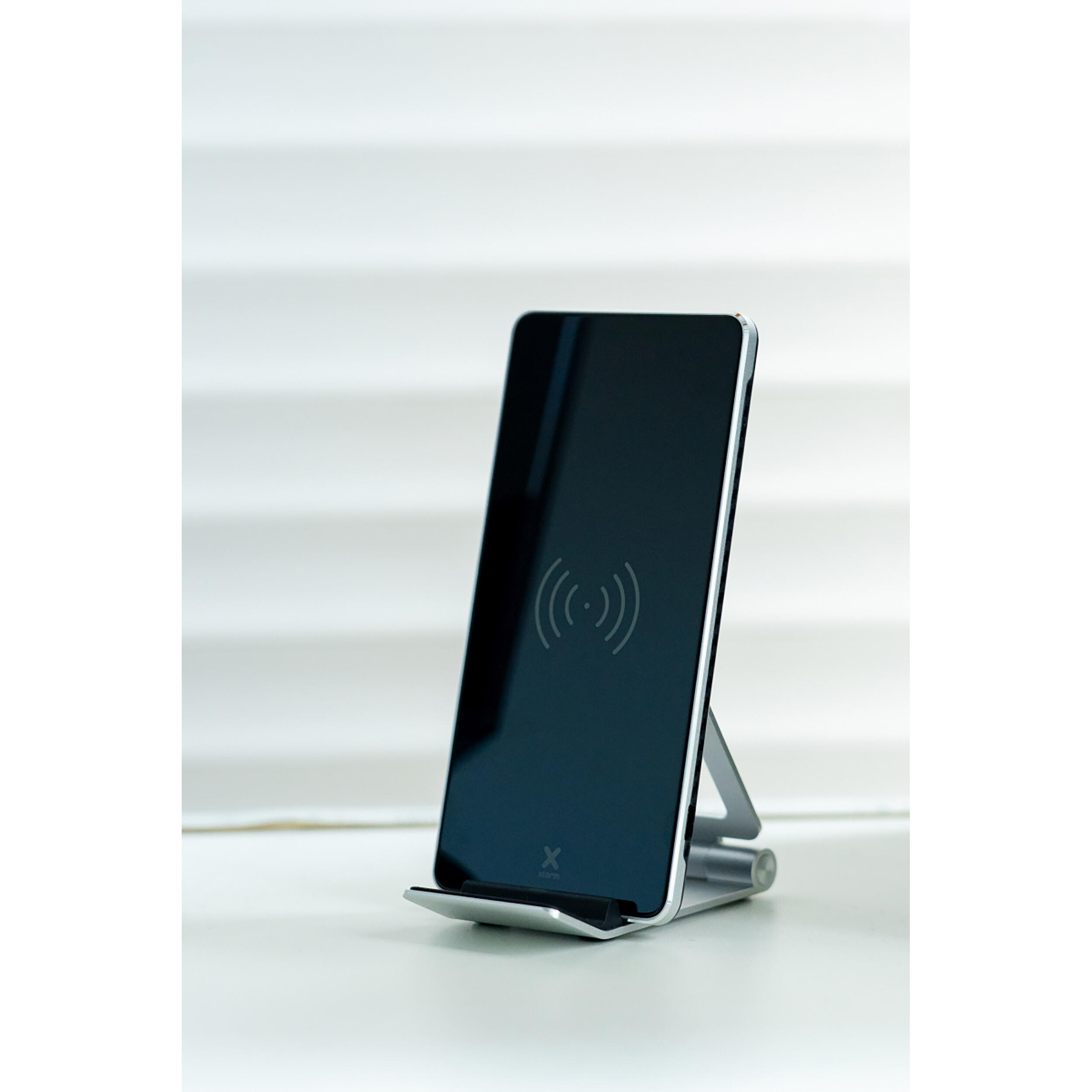 Xtorm Wireless Charger Stand Delta, 15W, indication LED, support aluminium 5/7