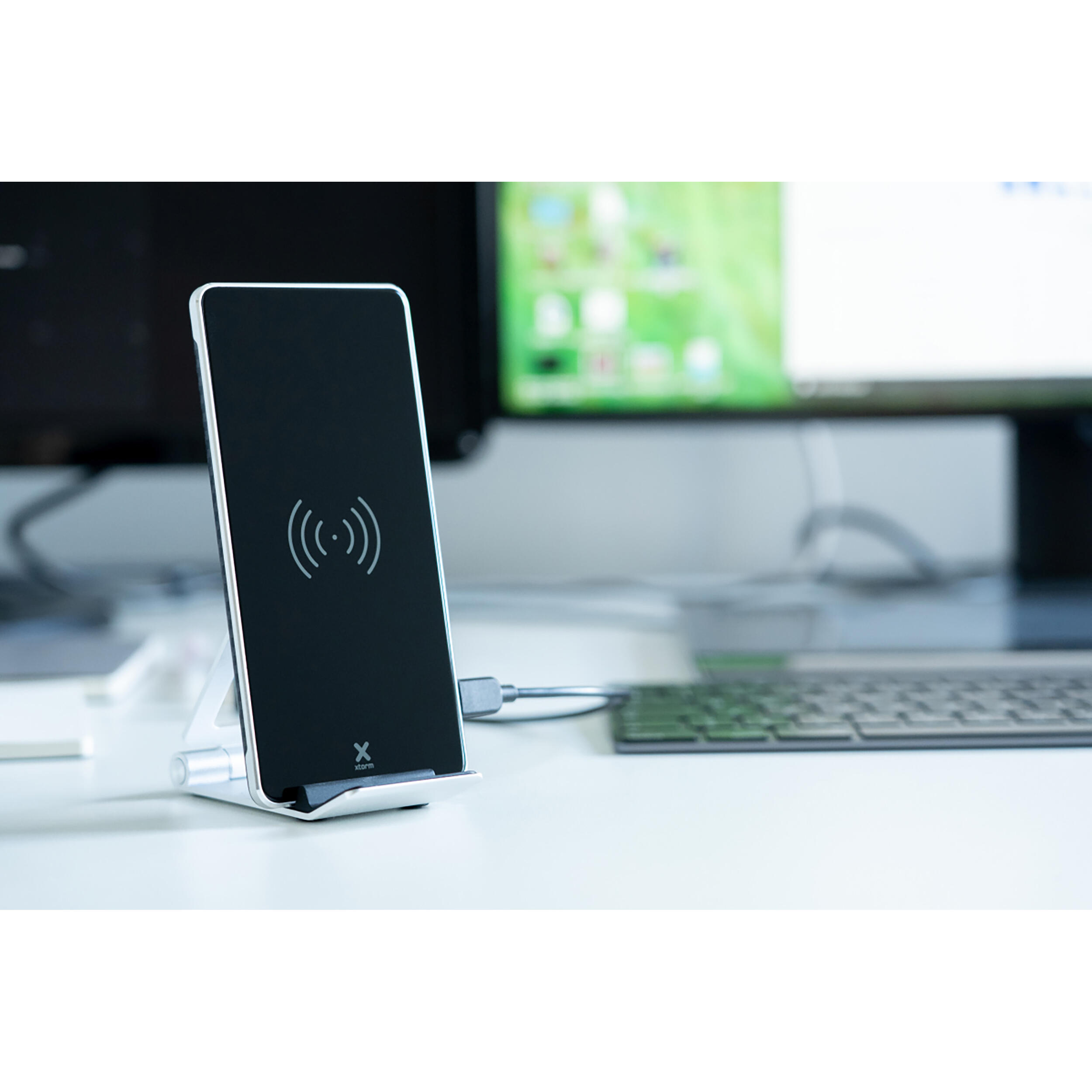 Xtorm Wireless Charger Stand Delta, 15W, indication LED, support aluminium 4/7