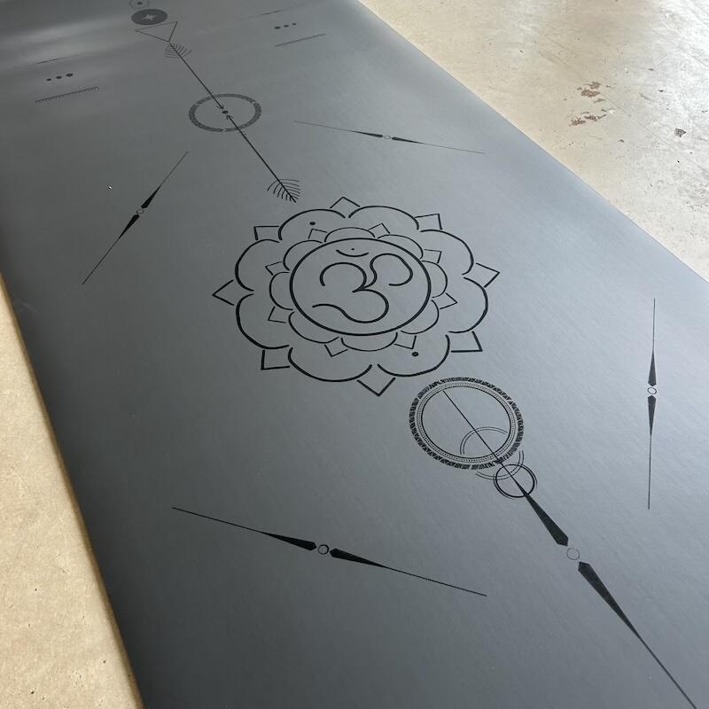 Tapis de yoga antidérapant Star Om Gris