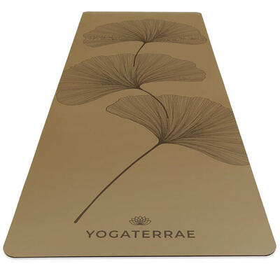 Vintage groene yogamat van pu en natuurlijk rubber met donkere ginkgo's yin yang