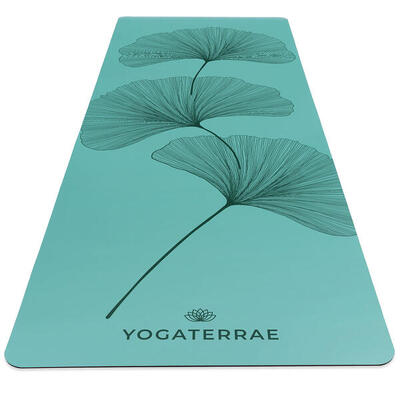 Vintage groene yogamat van pu en natuurlijk rubber met donkere ginkgo's yin yang