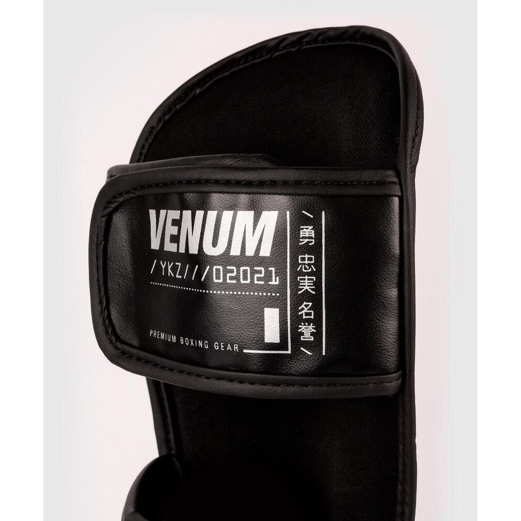 Shin guards Venum YKZ21 - For children