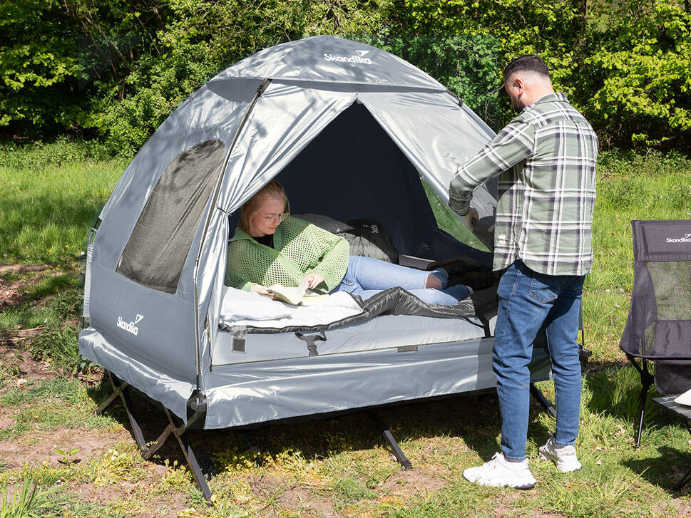 Łóżko kempingowe polowe z namiotem Haug Sleeper, 2-osobowe, ciemna sypialnia