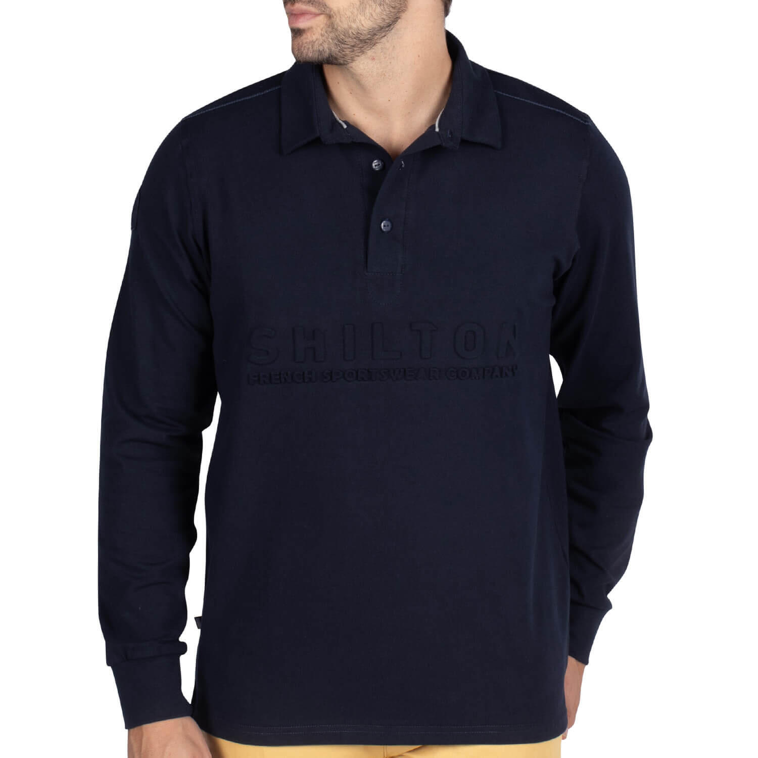 bleu marine.