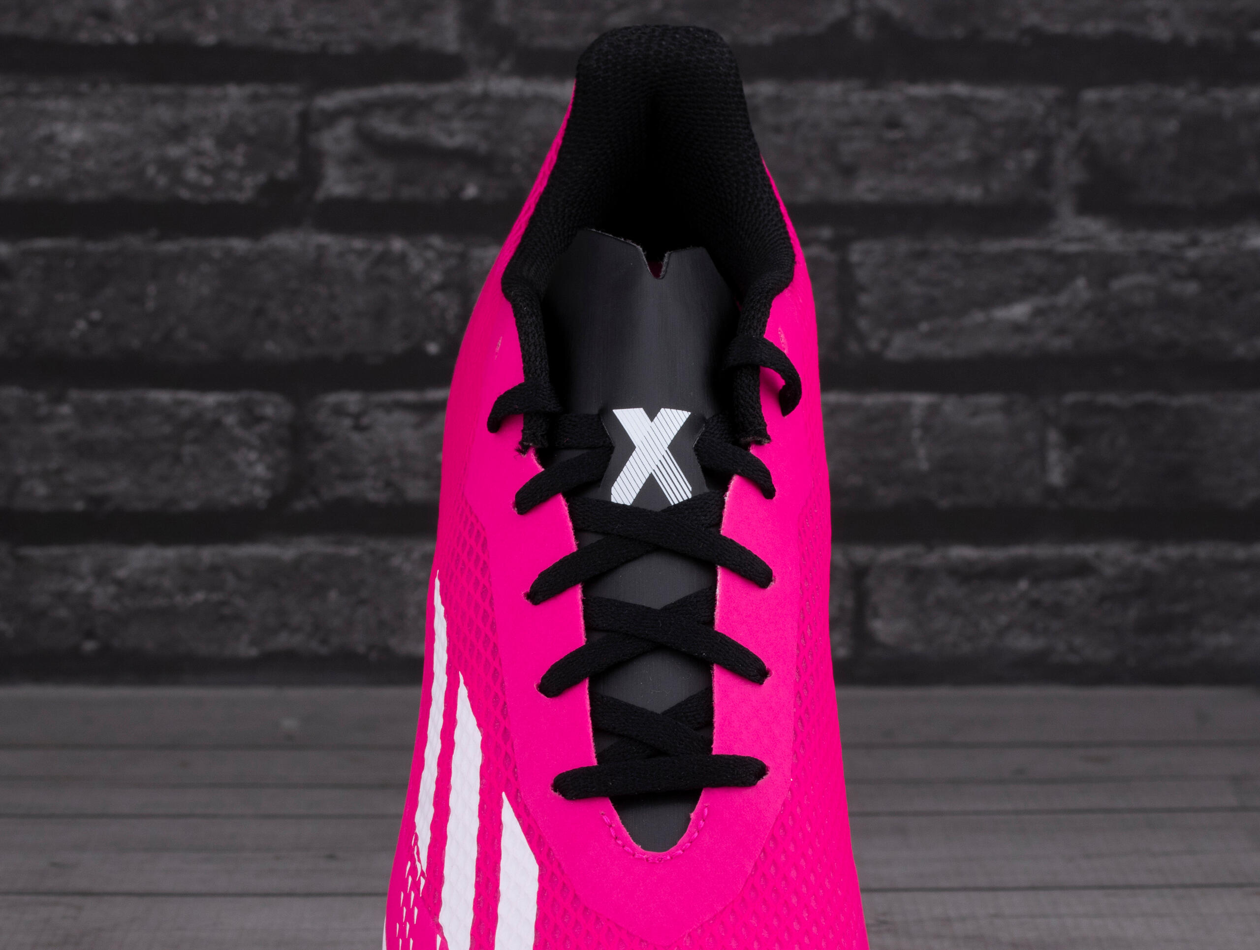 Botas de futsal Adidas modelo GZ2451 para homem 6/7