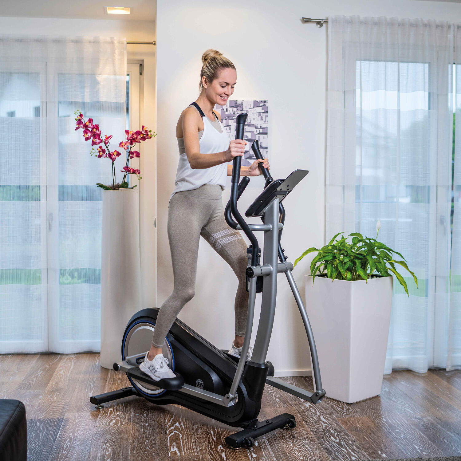 Milos 3.0 Crosstrainer mit 20 elektronisch gesteuerten Widerstandslevels 6/8