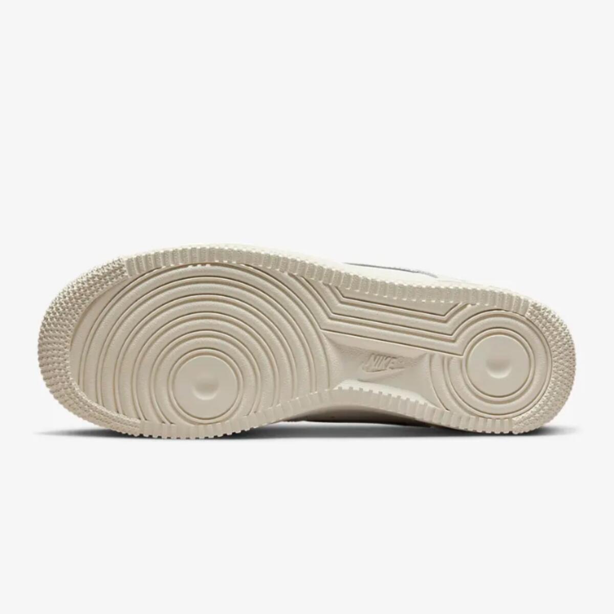 Buty sportowe damskie Nike W AIR FORCE 1 '07 ESS TRND 6/7