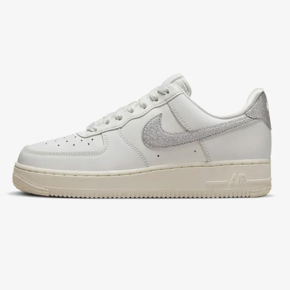 Buty sportowe damskie Nike W AIR FORCE 1 '07 ESS TRND