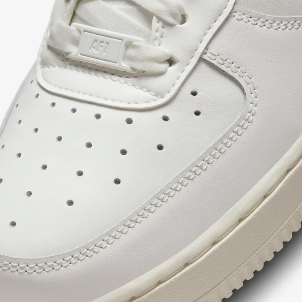 Buty sportowe damskie Nike W AIR FORCE 1 '07 ESS TRND 7/7