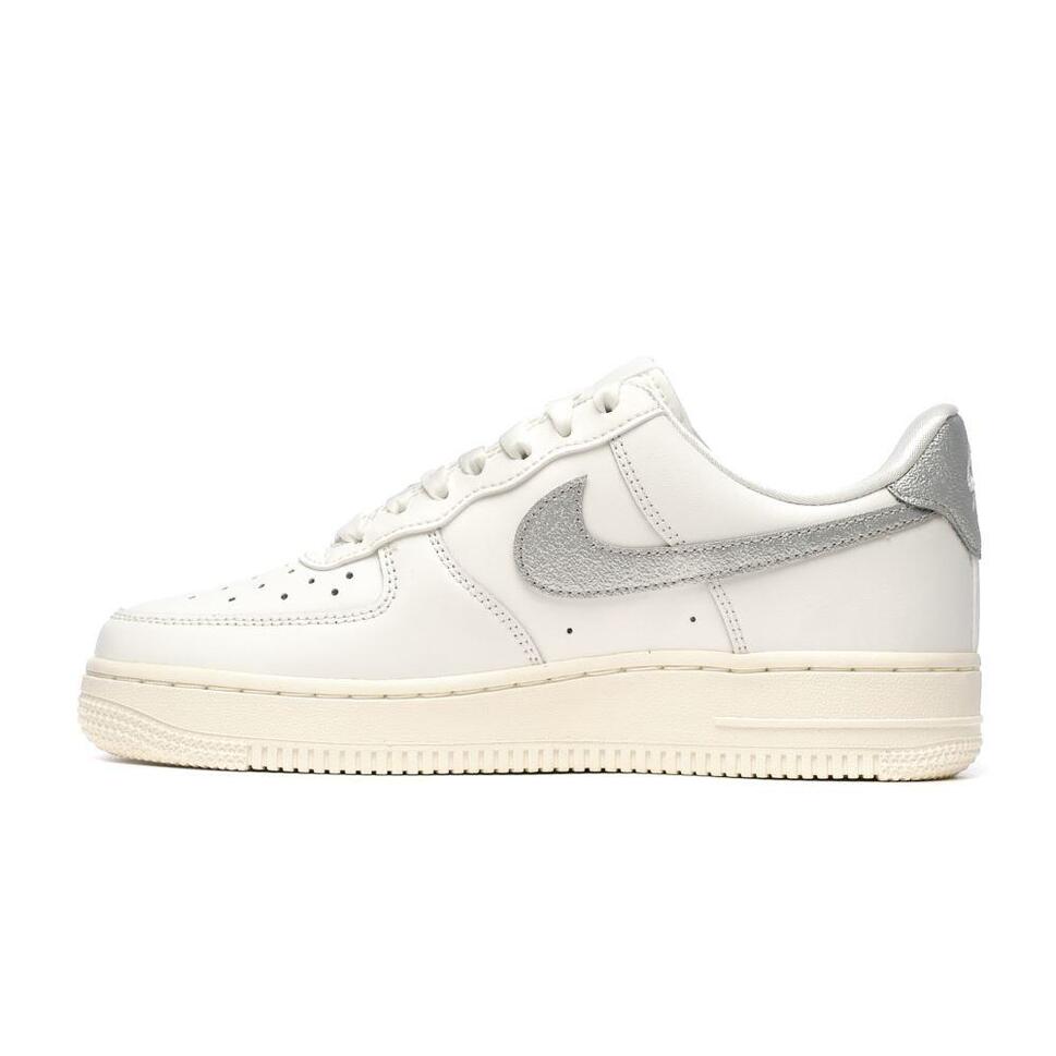 Buty sportowe damskie Nike W AIR FORCE 1 '07 ESS TRND